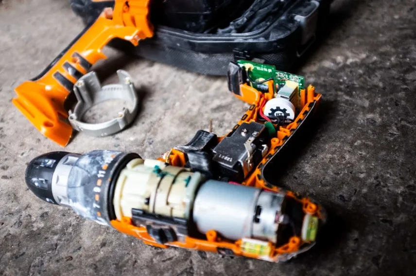 Power drill with embedded BLE sensor